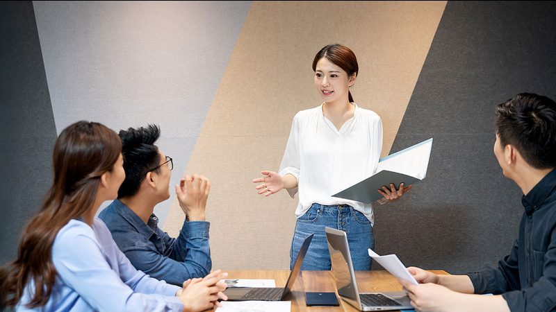 选择IT外包服务商时，要关注其资质和实力。以下是一些关键点：